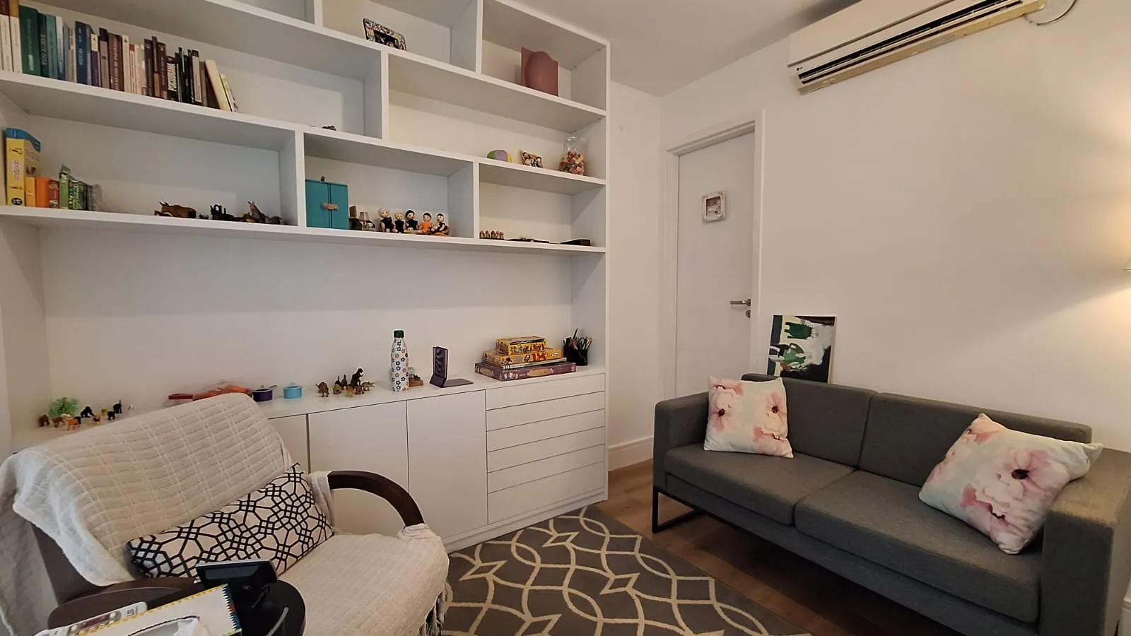 Sala de atendimento com sofá e poltrona